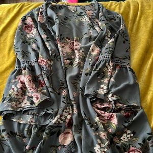 EUC - beautiful floral kimono, with lace details